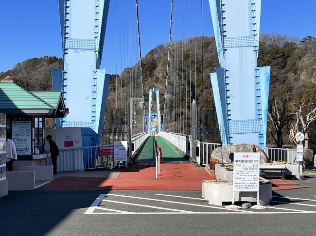 竜神大吊橋は全長446m、中央支間は375mです。歩行者専用としては「日本3位」の長さの吊橋です。平成6年（1994年）の竣工時は日本一でした。総工費は33億円。<br />橋の袂、左側にチケットブースがあります。<br />営業時間は、8:30～17:00（受付は16:40まで）、大人320円。