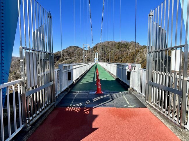 いよいよ渡ります。<br />中央支間は375m、橋幅3mです。縦にすると、東京タワー（332.6m）や麻布台ヒルズ森JPタワー（325.2m）よりも長いです。