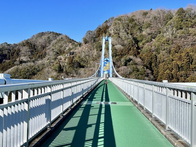 1／3ほど進みました。<br />竜神大吊橋は、横風にも強いトラスト補剛型式、一度に3,500人が渡っても大丈夫なように造られています。