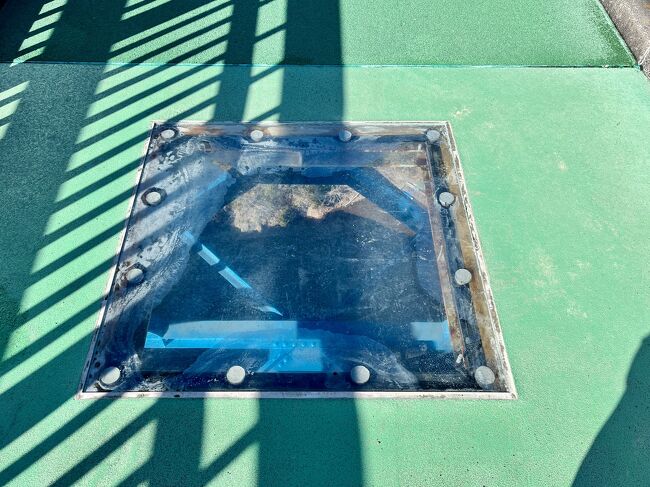 橋の真下が見えるガラス窓。