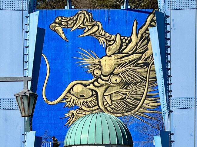 正面の壁に龍が描かれています。