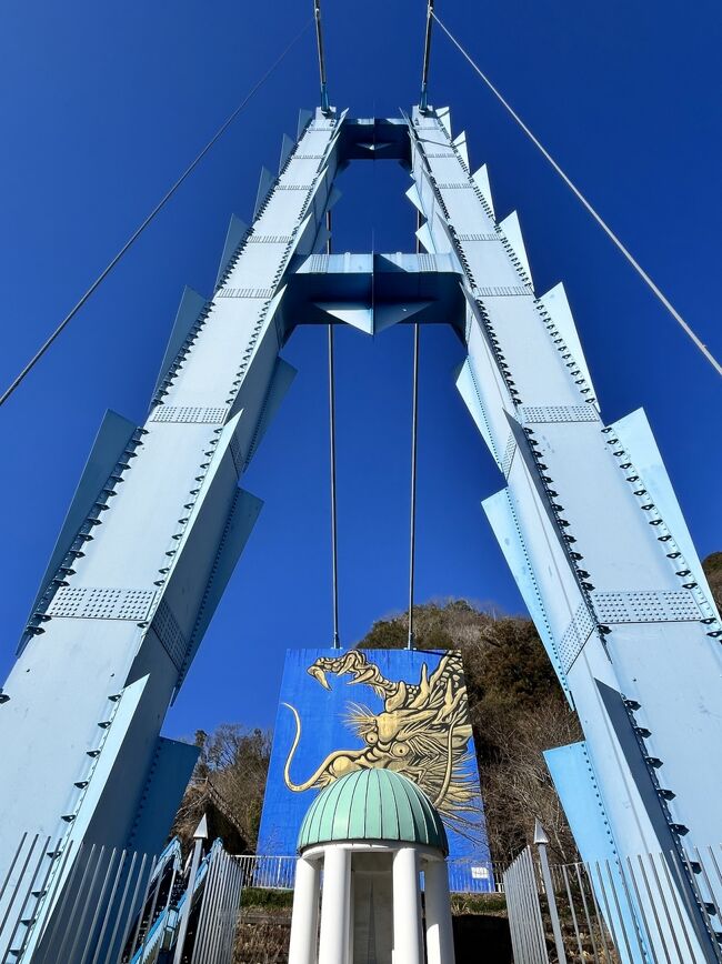 主塔を見上げました。<br />壁の側に階段がありました。