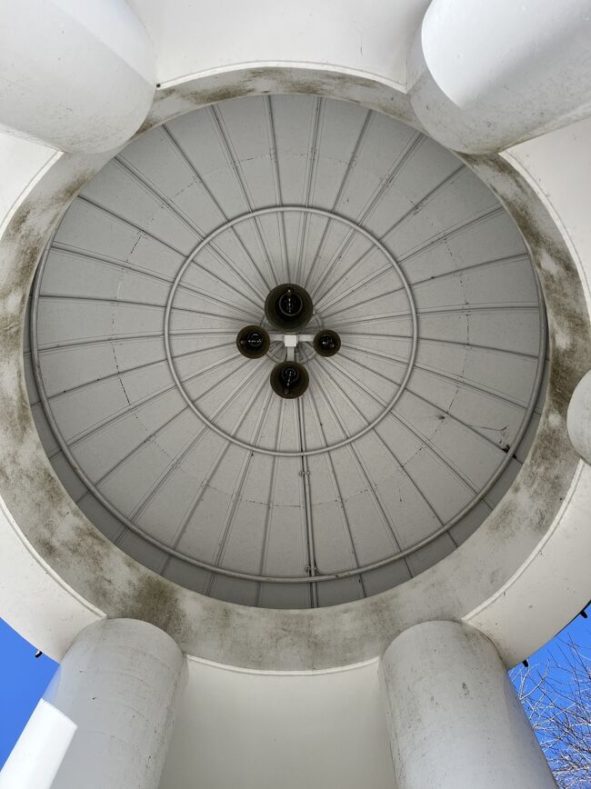 カリヨンの天井、鐘があります。