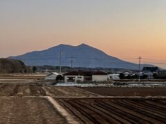 帰りも水戸線に乗車中、筑波山が見えました