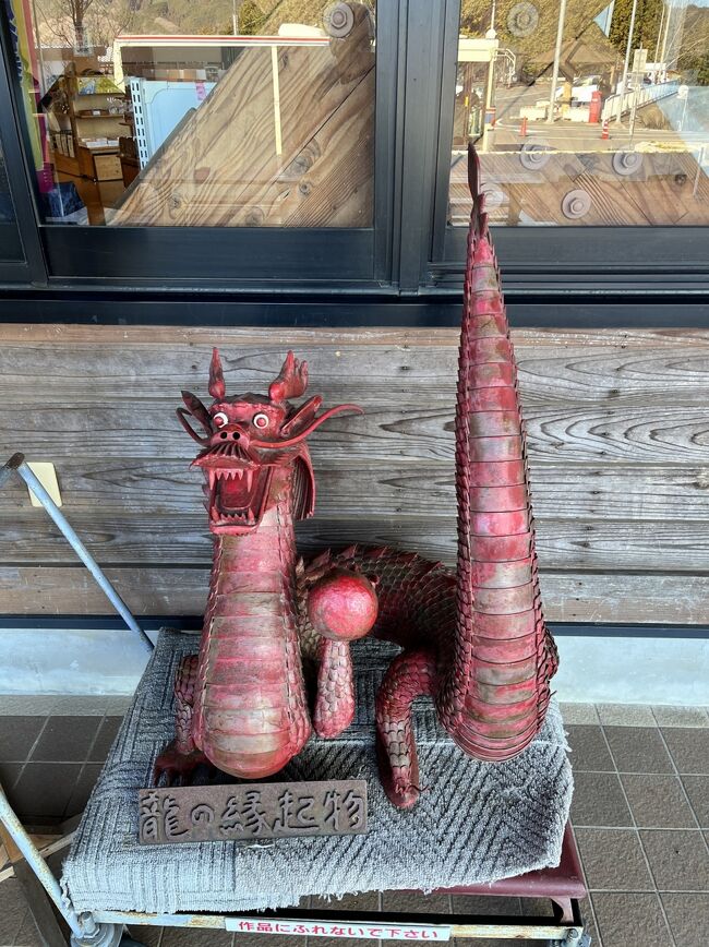 お店の前にも竜神様。