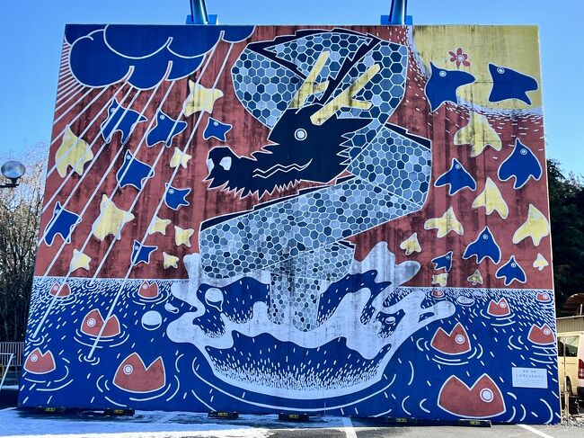 右岸のアンカレイジの絵は、「みずにもえたつ」鶴岡和輝氏の作。<br />花鳥風月と水面から燃えあがる竜は、竜神峡をイメージしています。