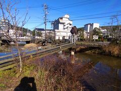 玉作湯神社から出てすぐのところに、細い「ねこ橋」がありました。

