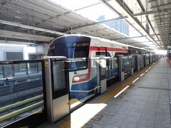 サイアム駅で乗り換えます。最初の予定ではサイアム駅で途中下車したら、時間があるからマンゴータンゴーかどこかに寄り道しようかなと考えていたけど、デジカメのことで頭がいっぱいで、通しで乗車券を購入してしまいました。