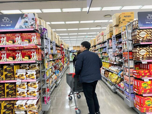 ロッテマートがあるのでいろいろ欲しいものを見てまわりました。<br /><br />メインはやっぱり我が家人気の韓国海苔！<br />海苔やお菓子、キムチ、ウユ等々…大きなバック２袋になりました。