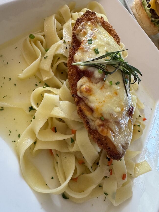 息子はパスタ！少しずつ分けましたが…<br />リゾート気分だからなのかすごく美味しかったです。