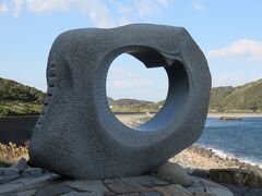 蒲生田岬・・・四国最東端の岬

標高約50mの展望台からは　絶景な眺望

海沿いの遊歩道からは　どこまでも広がる海原

展望台までは　ちょっとしたクライミング

たどり着くと　そこには登れる白亜の灯台

最初に通過する　「波の詩」と呼ばれるモニュメントが印象的
