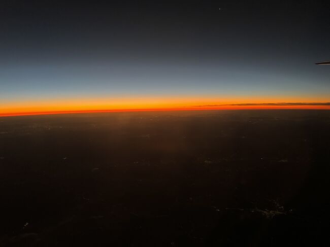 再び韓国上空へ！<br />今日は朝着で午後便で帰るので乗継時間にお土産買いに行きます。<br /><br />朝焼けも綺麗～子供達爆睡中…<br />行きの乗継ではプラスだった気温がこの日はマイナス。