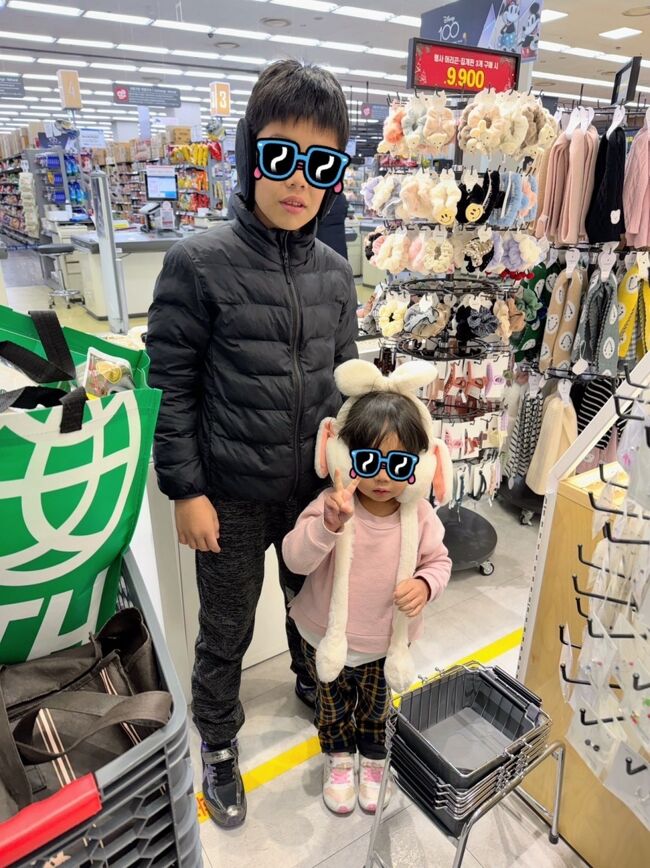 息子から寒くて耳当てが欲しいとねだられる。<br />登校に使えるので買ってあげることにしたら、妹にこれを買ってお願い！と…そっち高いし余分。<br />でも負けて買ってしまう。<br /><br />動く耳も気に入ったのか、ぴょんぴょんやるし写真撮って撮って撮ってとこの後の食堂でも…