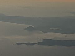 帰りの飛行機から鹿児島の開聞岳が見えました