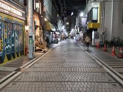 横須賀の名所「どぶ板通り商店街」

道路の下には川が流れていたらしく、当時は鉄板で暗渠にしたことから、この名前が付いています。
ちなみに、現在は汚い「どぶ川」ではなく、普通の川か、下水かと思います。笑