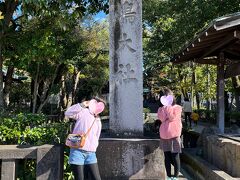 三島駅から徒歩で。
三嶋大社に到着です。
ゆったりのんびり歩いて20分くらい？
三島の街並みをお散歩しながら。
家の目の前に川が流れてて、水がとてもキレイだった！
