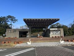 帰りのバスの時間を確認して、
それまで時間があるので動物園へ。