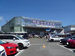 まずは「松島さかな市場」へ。

こちらでランチしよう～っと♪。

駐車場はめちゃくちゃ混雑中。
「松島さかな市場」の建物の前には大行列。。。
ランチ、やばいかも・・・。