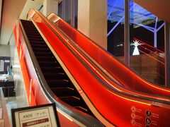 アミューズにある赤く光るエスカレーター。外からも赤く光ってきれいです。