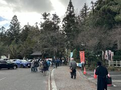 元日の朝は穂高神社への初もうでに送迎サービスがある。ホテルの送迎バス何台かに分乗して穂高神社へ。