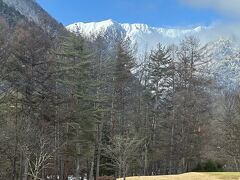 ちょうどお昼どきに山のほうが晴れて雪山がきれいにみれました。後ろ立山連峰の峰々。山稜がきれいに真っ白ですね。このあたりは安曇野より日本海に近いし、標高も高いのでこの時期普通は雪に覆われているらしいですが、今年は道には積雪なし。