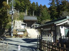 なだらかな坂道を下ると左手に徳川家の霊台があります