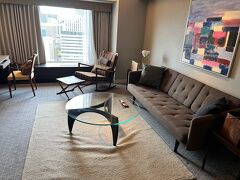 数年ぶりのリーガロイヤルホテル、プレジデンシャルタワーズ。
IHGの傘下に入ったので、行ってみたいと思っていました。
ツインルーム、アップグレードしていただいて、良いお部屋。いい感じ～！
（ちょっと絨毯を乱してすみません）