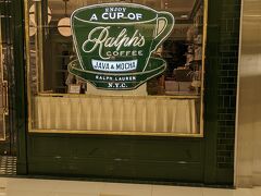 誠品生活自体は朝10時オープンですが、個々のショップは11時くらいから開くそう。
まだまだ開きそうにないのでぶらっと本など見てハーバーシティへ。
シティスーパーを見るつもりだったけど、うっかりすっとばして出てきてしまった。
ここからダンナさんリクエストのスーパードライのショップへ向かうも、香港のスーパードライは全て撤退してしまったとのこと。