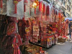 花園街にはお正月向けのお店がいくつも出ていました。
スニーカー街はすっかり綺麗なお店ばかりになっていました。
昔は小さなスニーカーショップがギチギチに並んでいたものですが、ナイキ、アディダス、ニューバランスなどのオサレ店にとってかわってしまって、宝探し感がありません。