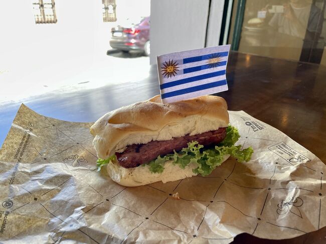 ブエノスアイレスの駅のスタンドで食べるようなカジュアルなものを想像していたら予想外のボリューム。El Refugio はパリージャのレストランなのでチョリパンも気合が入っています。