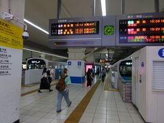 西武の池袋駅も、頭端式の駅になっている。
ただ、柱などが多く天井もやや低め、結果としてあんまり見通しがよくなくて、７番線まであるのに頭端式の広々感をあまり感じない。