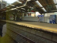 初めのうちは、普通の複線区間。
でも、心なしか新宿線よりも近代化された雰囲気。