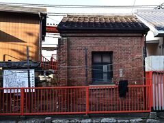 　さあ、スタート。写真はJR稲荷駅にあるランプ小屋だ。ランプ小屋とは鉄道の客車や保線用の照明用ランプ、燃料などを収納する倉庫のこと。鉄道ファンは詳しいだろうが、かつて東海道線はこの駅を通っていた。その後、路線変更したが、ランプ小屋は残された。ここは旧国鉄で最も古いランプ小屋だという。