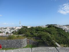 首里城の1番高い所にある東のアザナに登りました。東側の眺めです。