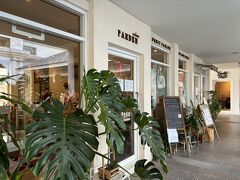 パーデンっていうフルーツパフェが有名なお店。
まだ全員揃ってないこと伝えると、
「混み合うことがあるので、全員揃ってからでお願いします」とのこと。
https://www.instagram.com/pardenbkk?igsh=MTVqbXNlamJ6dHBwcg==