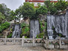 龍山寺の入り口には滝