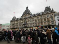 マガジン前の通りもたくさんの人が並んでいる。