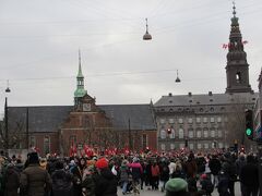 時々、クリスチャンボー城から歓声が上がる。
バルコニーに出たのかな？