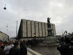 デンマーク国立銀行前のNiels Juelの像。