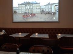 アマリエンボー宮殿近くのカフェ オスカーでランチ。
店内のTVでアマリエンボー宮殿の様子をチェックしながらのランチ。