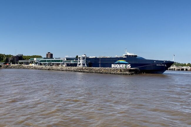 あいかわらず軍艦のような BUQUEBUS。