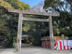 熱田神宮にお参りします。
