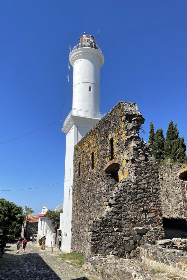 灯台からの見晴らしを楽しむ観光客。