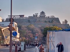 丸亀市役所付近より
石垣と建物のアンバランスさが際立っていて おもしろいです