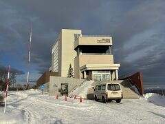 次に行ったのは、網走監獄からも程近いオホーツク流氷館

展望台からの眺めがいいらしいのですが、明日はあまり天気が良くないようなので、今日の内に行かなくちゃ！

ワタシとしては網走監獄よりこちらに先に来たかったのですが、オットが網走監獄と言うもので、、、^^;