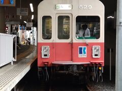 バスの時刻まで少し時間があるので瓦町駅を散策。と言っても、すぐにことでん志度線のホームがあり写真撮影。元名古屋市営地下鉄の600系。もともとは第三軌条方式の車両を大改造した車両。