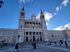 向かいのアルムデナ大聖堂。スペインは巨大な教会、修道院が多くて良い。