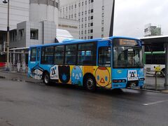 少し休憩したいところでしたが、飛行機の遅れを取り戻すべく、部屋に荷物を置き、とりあえず、ことでんバス（路線バス）で高松駅へ。