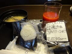 出発時間は遅い便ですが、家に居ても暇なので羽田空港へ行き、ラウンジでお昼ご飯を食べてラウンジでゆっくりと過ごしました。