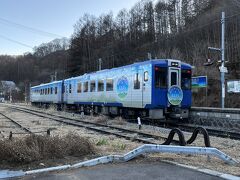 信濃川上駅では9分の停車。
外に出て写真を撮ります。